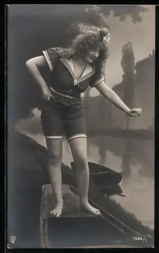 AK Frau im Badeanzug auf einem Kahn