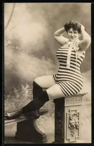 AK Frau posiert im gestreiften Badeanzug