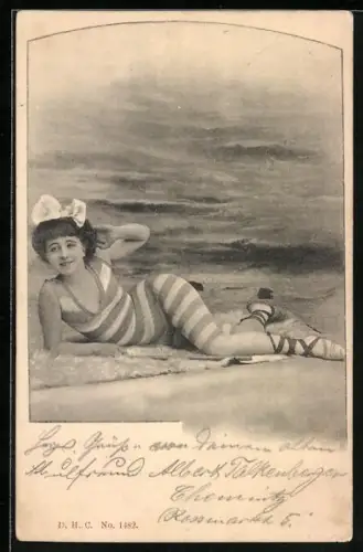 AK Frau im Badeanzug vor einer Strandkulisse