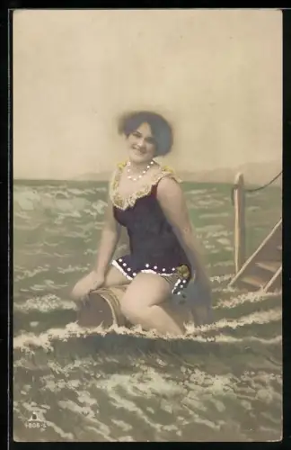 AK Frau im Badeanzug sitzt auf einem Fass