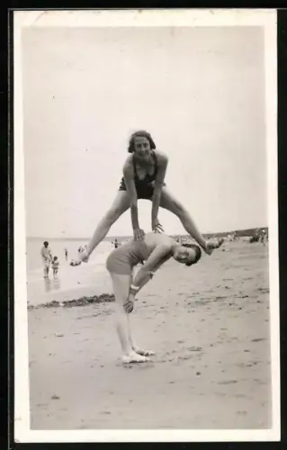 AK Zwei Frauen bei Turnübungen am Strand