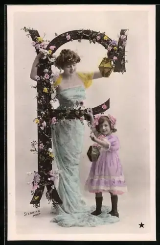 AK Frau und Mädchen mit rosengeschmückten Buchstaben F