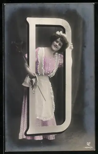 AK Frau im Kleid mit dem Buchstaben D
