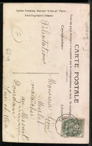 AK Mutter posiert mit ihren Kinder neben dem Buchstaben L