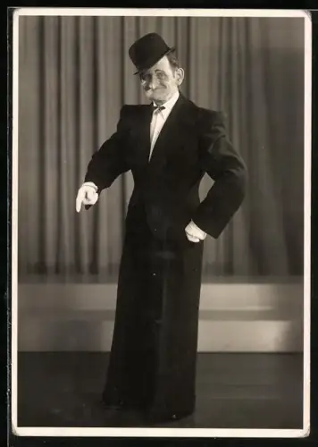 AK Mann im Anzug mit Melone auf der Bühne, Komiker