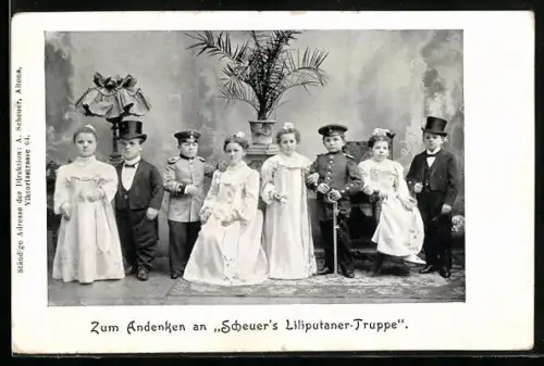 AK Kleinwüchsige Männer und Frauen in eleganter Garderobe, Scheuer`s Liliputaner-Truppe