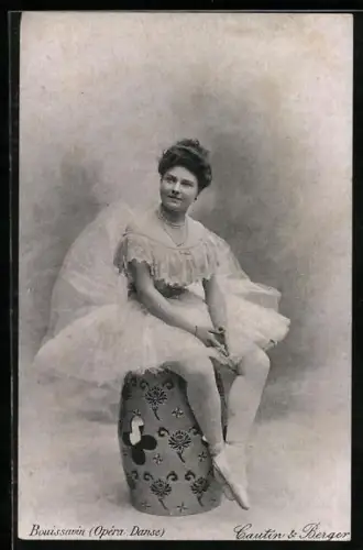 AK Ballett-Tänzerin auf einem Hocker sitzend