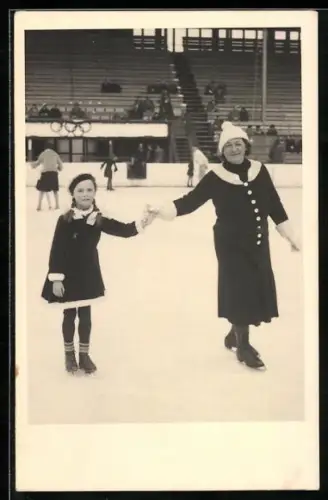 Foto-AK Garmisch-Partenkirchen, Frau und Kind beim Schlittschuhlaufen 1936