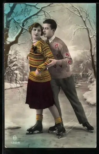 AK Paar beim Schlittschuhlaufen vor einer Winterkulisse