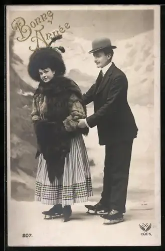 AK Mann und Frau in Winterkleidung auf Schlittschuhen