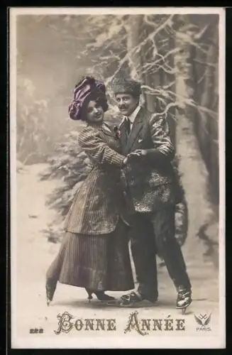 AK Paar auf Schlittschuhen im Schnee