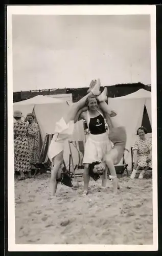 Foto-AK Frauen turnen in Badeanzügen am Strand