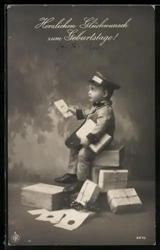 AK Kleiner Postbote mit Paketen