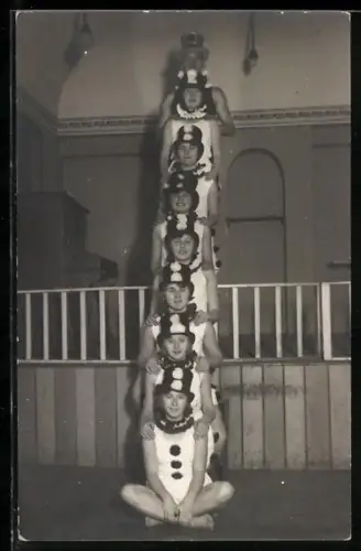 Foto-AK Turner in Kostümen, Gruppenfoto