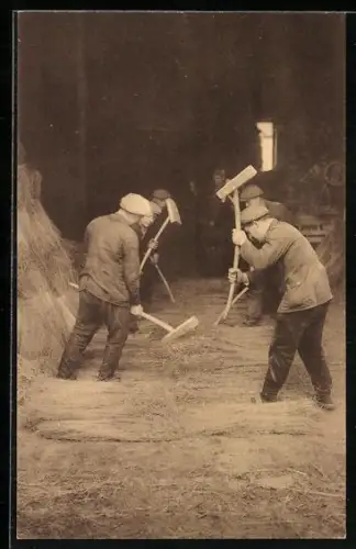 AK Het vlas wordt ontzaad met den boothammer, Bauern bearbeiten Flachs