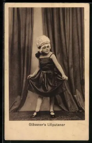 AK Glässner`s Liliputaner, Frau in dunklem Kleid