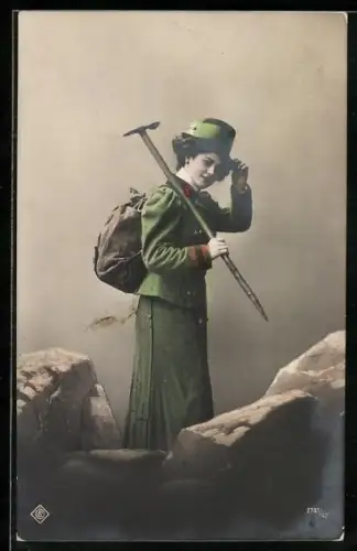 AK Bergsteigerin mit Rucksack