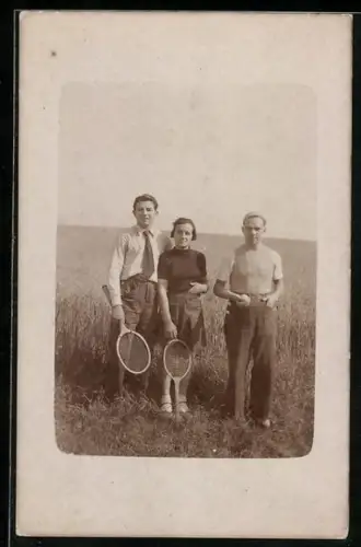 Foto-AK Drei Tennisspieler vor einem Feld