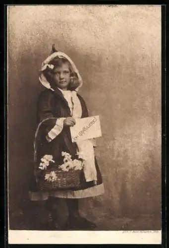AK Münchner Kindl mit Blumenkorb