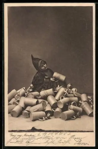 AK München, Münchner Kindl mit einem Haufen Bierkrüge