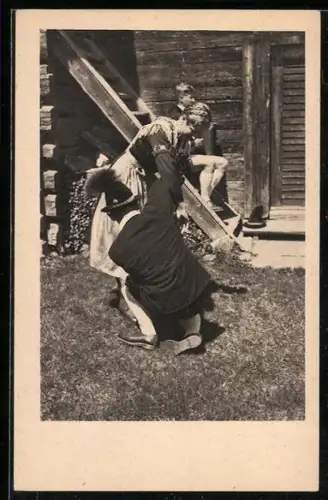 AK Paar vor einem Haus beim Steirertanz