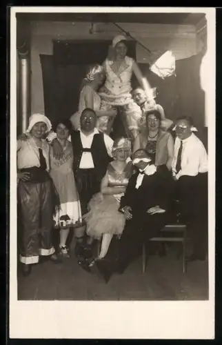 Foto-AK Gruppe in Faschingskostümen