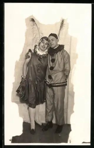 Foto-AK Paar in Kostümen zum Fasching 1926