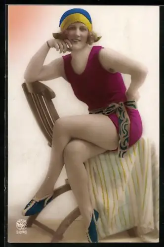 Foto-AK A. Noyer Nr. 3846: Dame im Badeanzug auf einem Stuhl