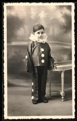 Foto-AK Kleiner Pierrot an einem Tisch