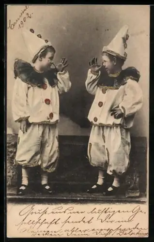 AK Zwei kleine Pierrots auf einer Bank