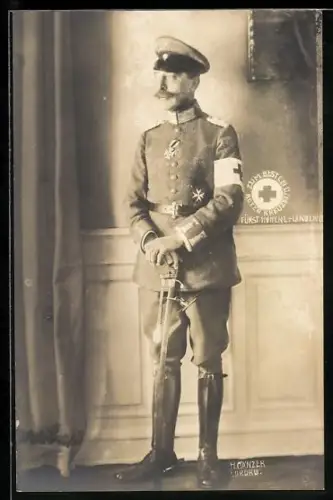 Foto-AK Fürst Ernst zu Hohenlohe-Langenburg in Uniform mit Rot-Kreuz-Armbinde und EK II 1914