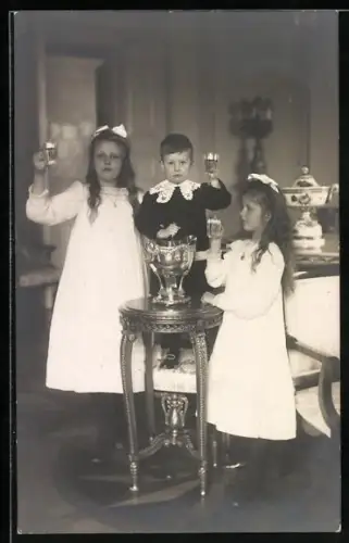 Foto-AK Die Kinder des Fürsten Schönburg-Waldenburg mit Trinkgläsern