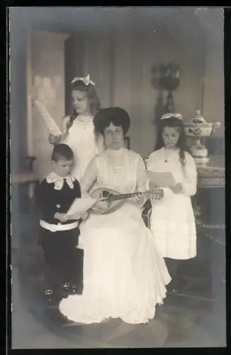Foto-AK Prinzessin zu Schönburg-Waldenburg mit ihren Kindern beim Musizieren