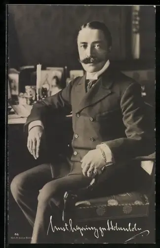 AK Erbprinz Ernst zu Hohenlohe-Langenburg an seinem Schreibtisch