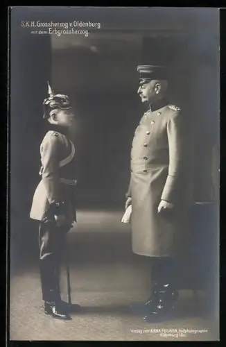 AK Porträt Grossherzog von Oldenburg mit dem jungen Erbherzog in Uniform mit Pickelhaube