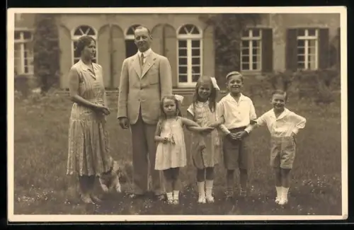 AK Die Familie des Erbgrossherzogs von Oldenburg im Garten