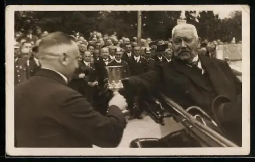 Foto-AK Paul von Hindenburg nimmt einen Kelch entgegen