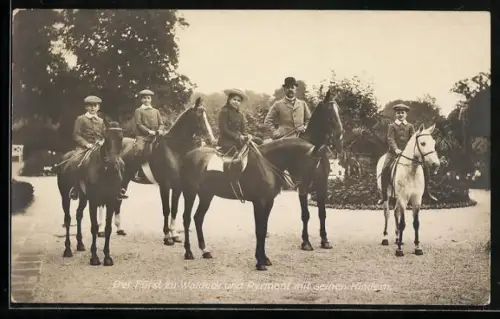 AK Der Fürst zu Waldeck und Pyrmont mit seinen Kindern zu Pferde
