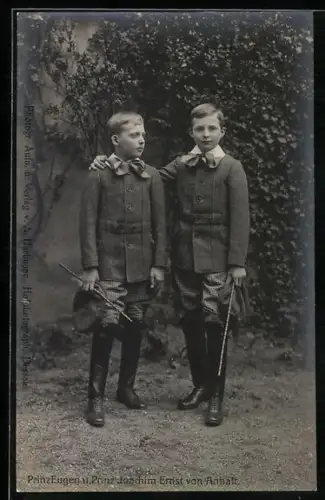 AK Prinz Eugen und Prinz Joachim Ernst von Anhalt im Garten