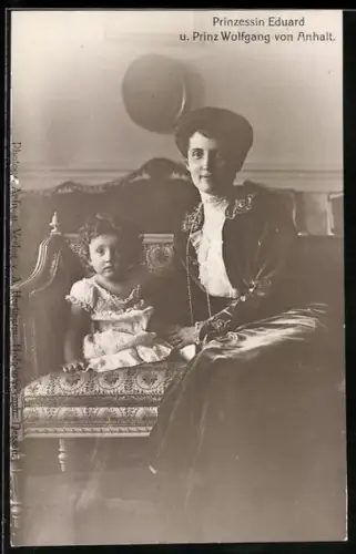 AK Prinzessin Eduard und Prinz Wolfgang von Anhalt auf einem Kanapee