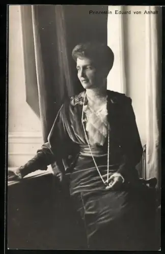 AK Prinzessin Eduard von Anhalt schaut aus einem Fenster