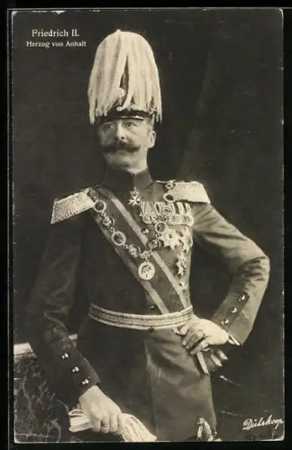 AK Friedrich II. Herzog von Anhalt in Uniform mit Paradehelm