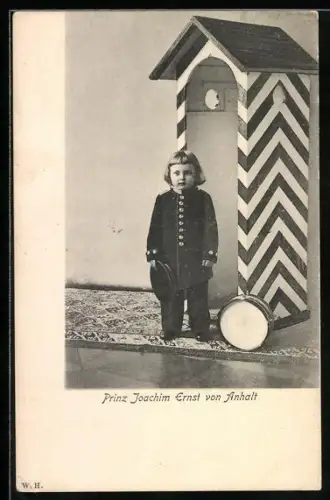 AK Prinz Joachim Ernst von Anhalt als Kleinkind vor einem Schilderhaus