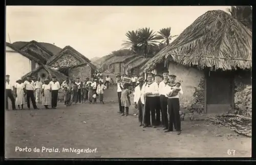 AK Porto de Praia, Matrosen im Dorf