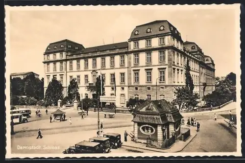 AK Darmstadt, Schloss mit Autodroschken und Passanten
