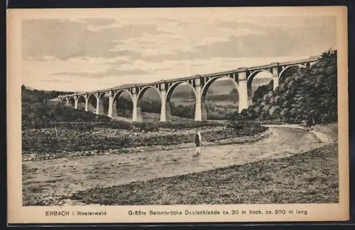 AK Erbach i. Westerwald, Grösste Betonbrücke Deutschlands mit Spaziergänger