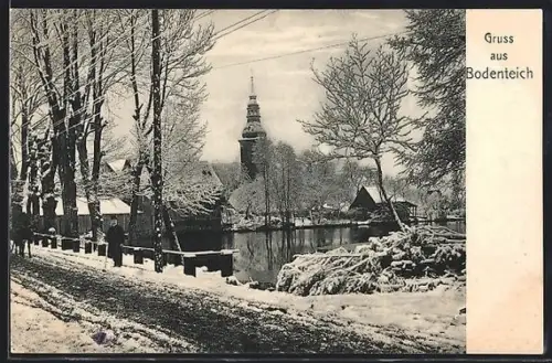 AK Bodenteich, Strassenpartie mit Kirchblick im Winter