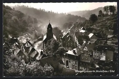 AK Monschau /Eifel, Blick auf Monschau aus erhöhter Position mit morgendlichem Nebel