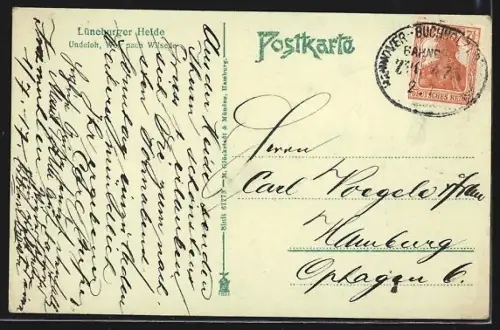 AK Undeloh /Lüneburger Heide, Strassenpartie mit Fussgängerin und Blick auf Scheune