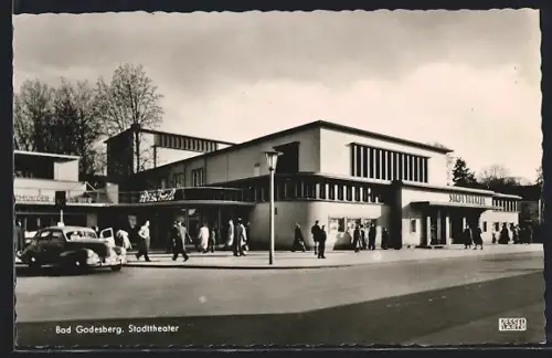 AK Bad Godesberg, Strassenpartie mit Blick auf das Stadttheater und Passanten